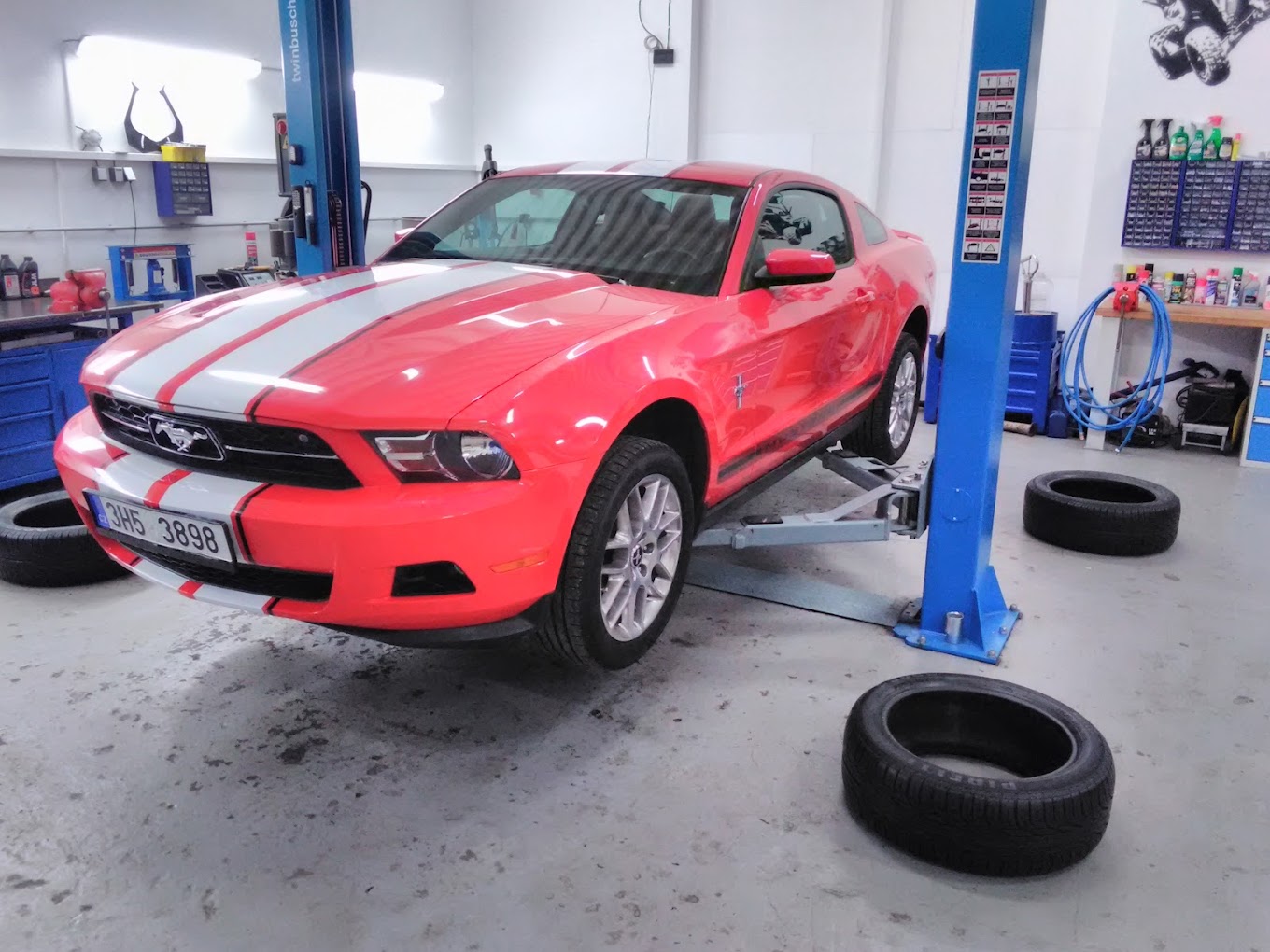 Ford Mustang na zvedáku, autoservis K&K Team Hořice