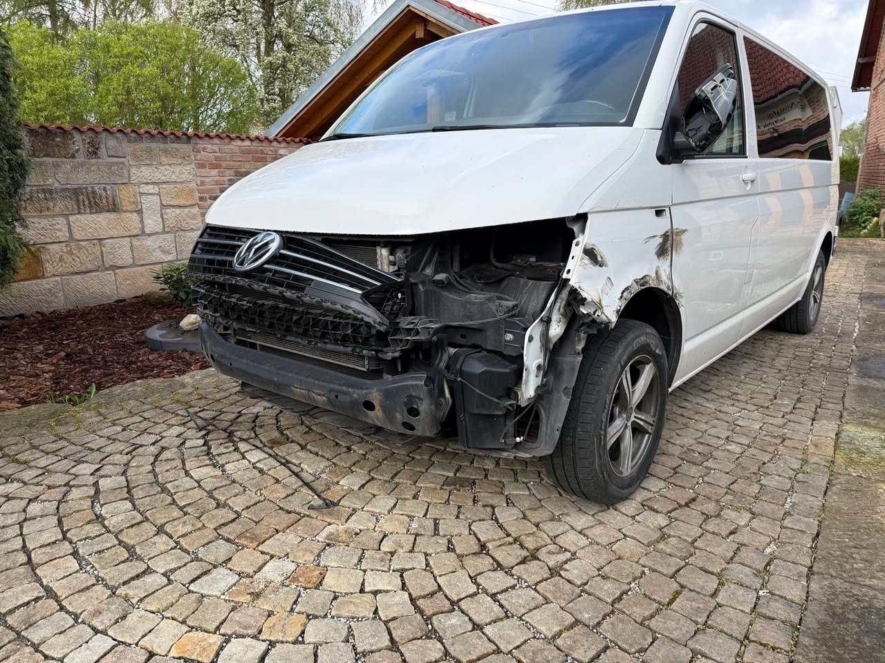 VW Transporter T6 před opravou — poškozené čelo po srážce s kamionem